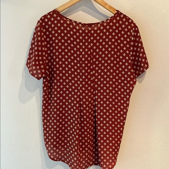 Pleione Women's Red Patterned Blouse, High/Low Hem, Darted Back Pleat, Size M - Picture 4 of 10